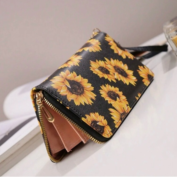 👠2/$25👠Sunflower Wallet/Wristlet - Picture 2 of 4